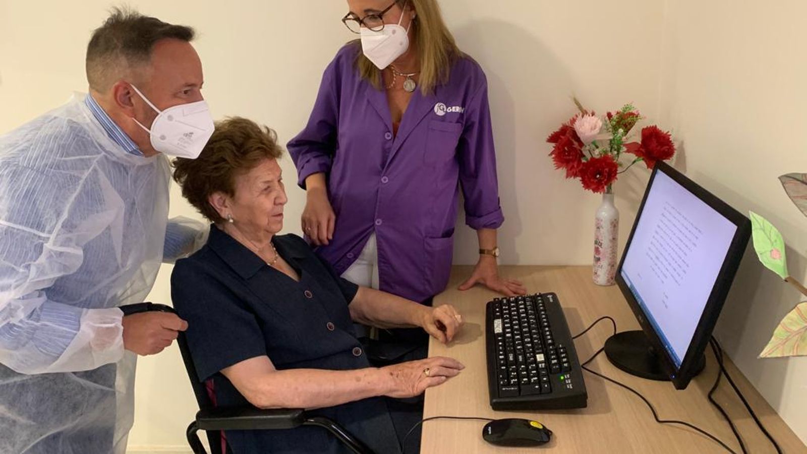 Una residente de Alconchel durante una actividad para aprender a usar las nuevas tecnologías.