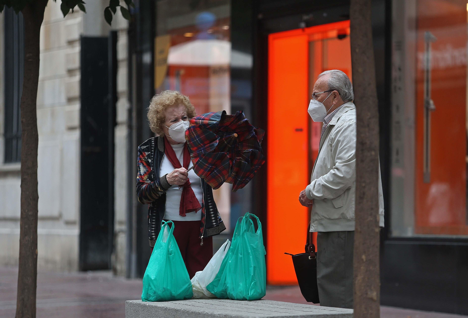 Dos personas mayores, con sus mascarillas en Algeciras.