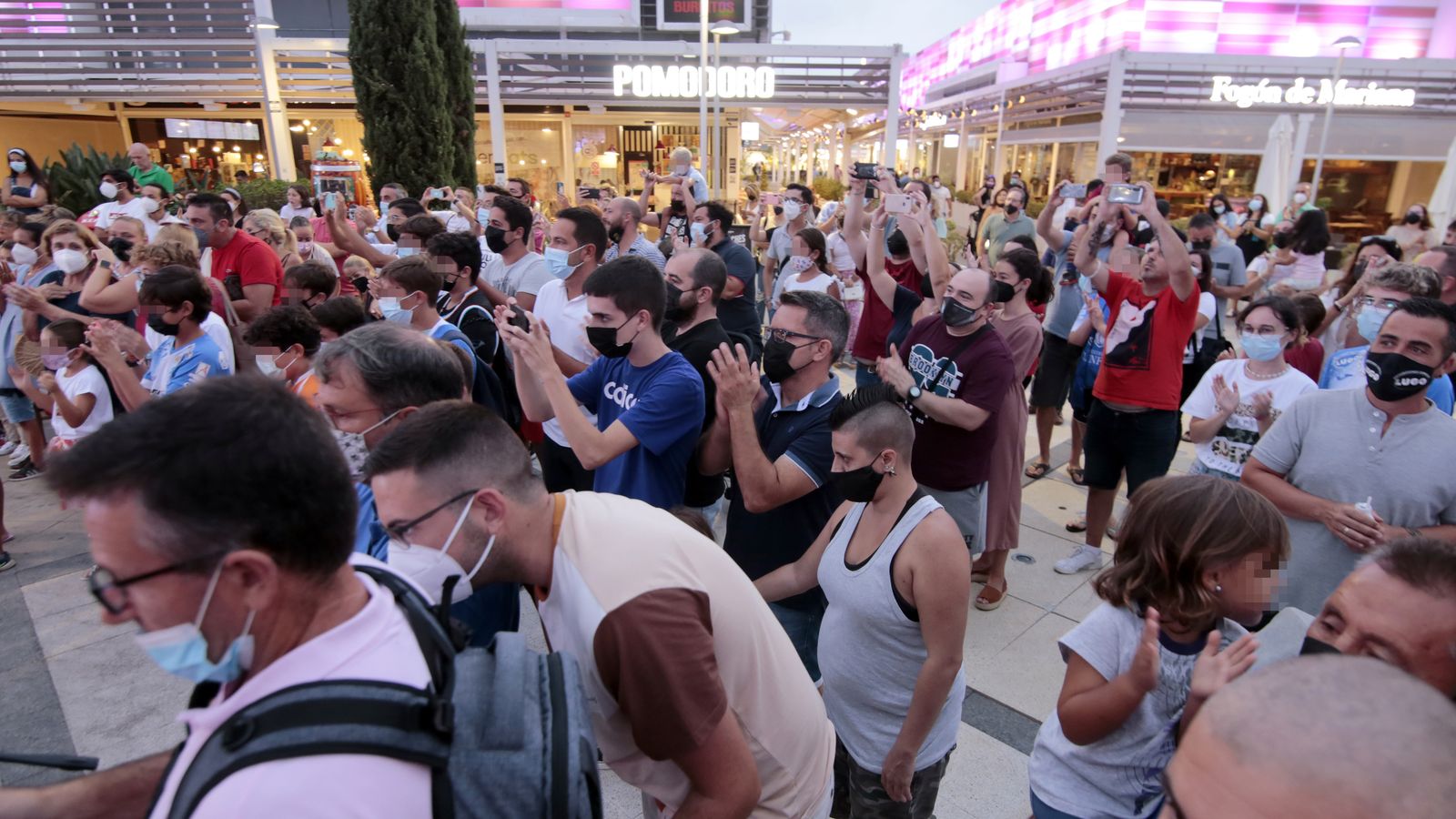 Imágenes de la presentación de las nuevas camisetas del Xerez CD en Luz Shopping
