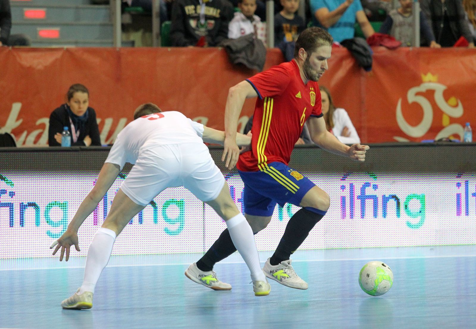 Solano trata de marcharse de un rival durante un partido con España.
