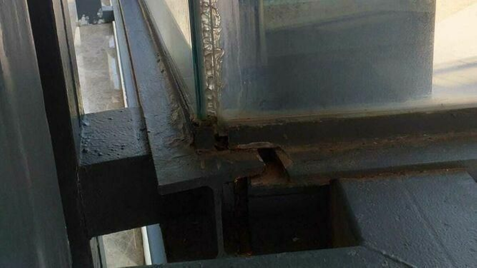 Estado en parte de las estructuras del centro cívico de El Higuerón.