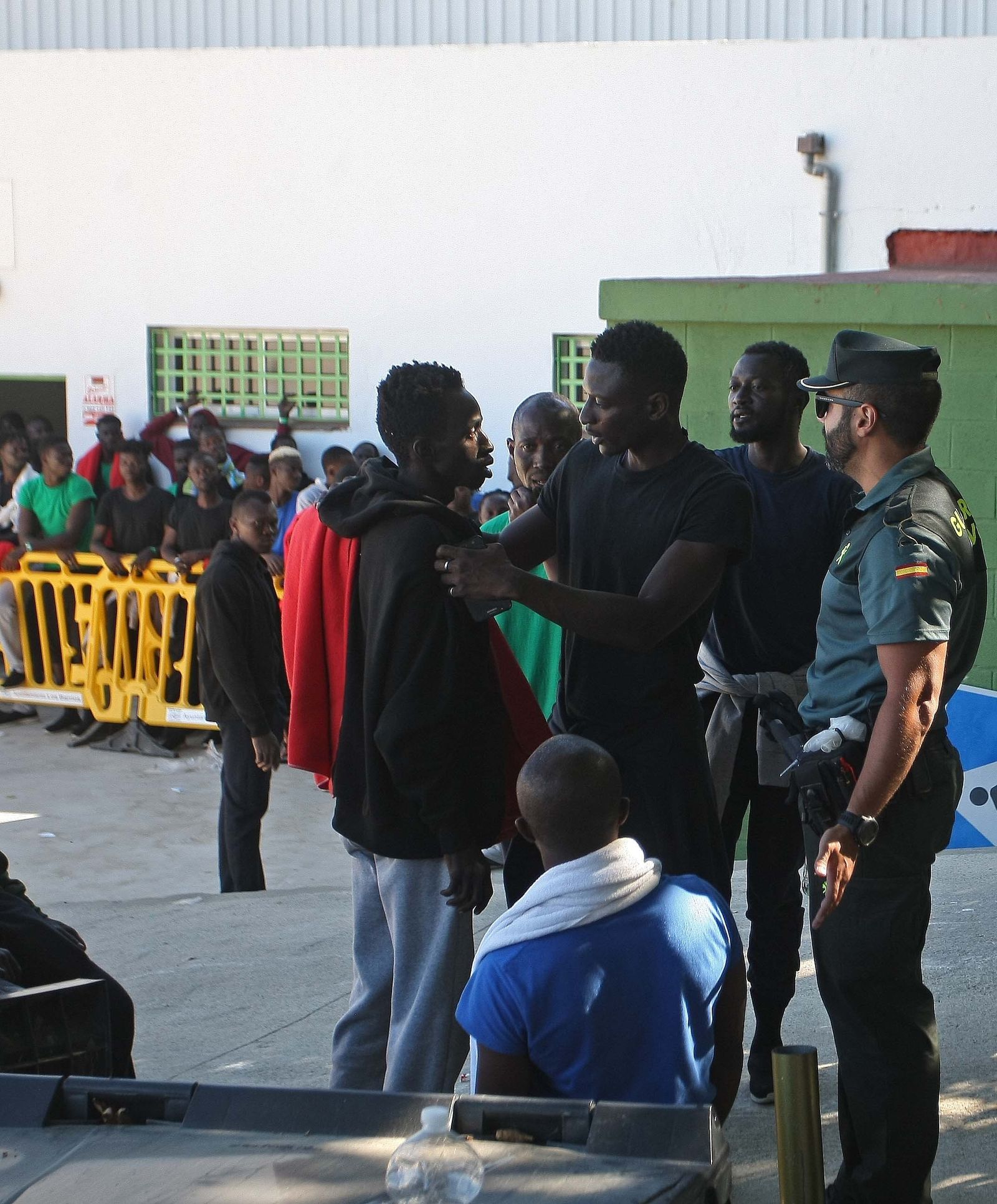 Los Barrios pide ayuda para reducir el número de migrantes del pabellón