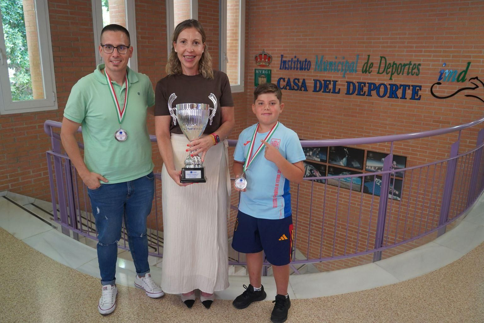 Rubén Pérez y Sergio Gómez con la concejal de deportes.