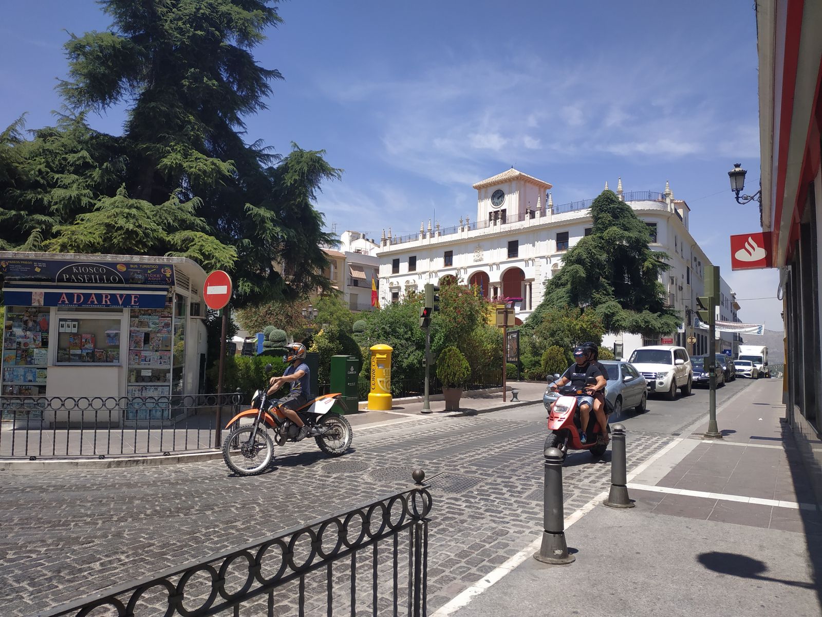 Uno de los accesos al Ayuntamiento de Priego de Córdoba.