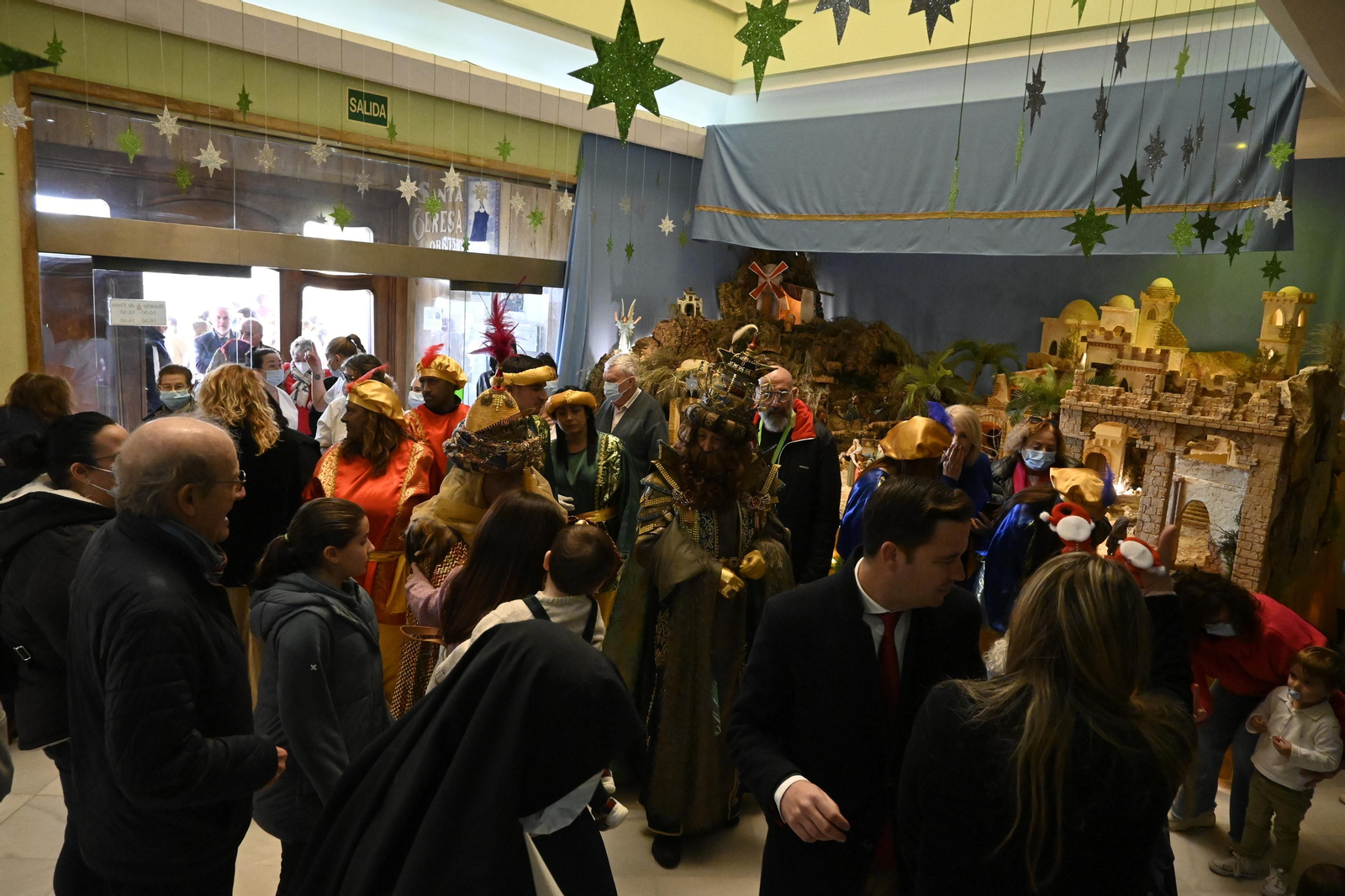 Visita de los Reyes Magos a los ancianos de los asilos de Huelva, en imágenes