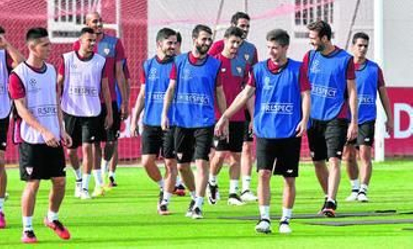 Vietto y Kranevitter encabezan el grupo entre bromas durante el entrenamiento realizado por los sevillistas en la ciudad deportiva.