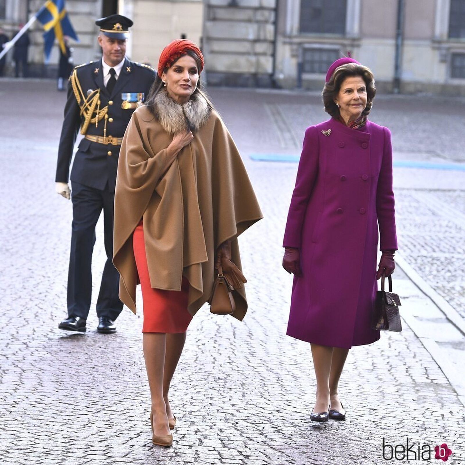 Doña Letizia, con la reina Silvia, en el patio del Palacio Real de Estocolmo.