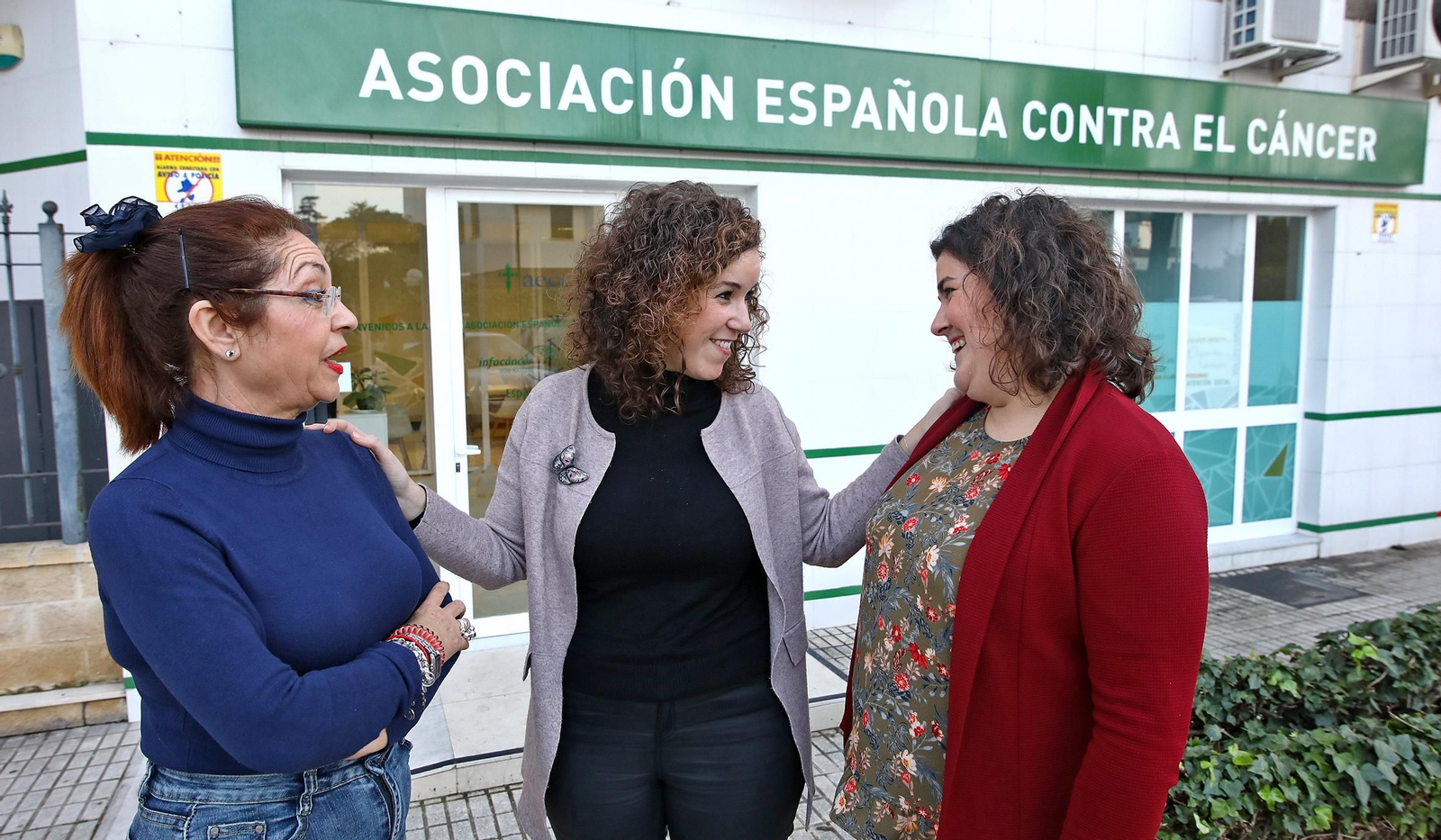 Isabel Lara, Itziar Flores y Eva Castañeda conversan junto a la entrada de la sede de la asociación, en la calle Cádiz. Isabel Lara, Itziar Flores y Eva Castañeda conversan junto a la entrada de la sede de la asociación, en la calle Cádiz.