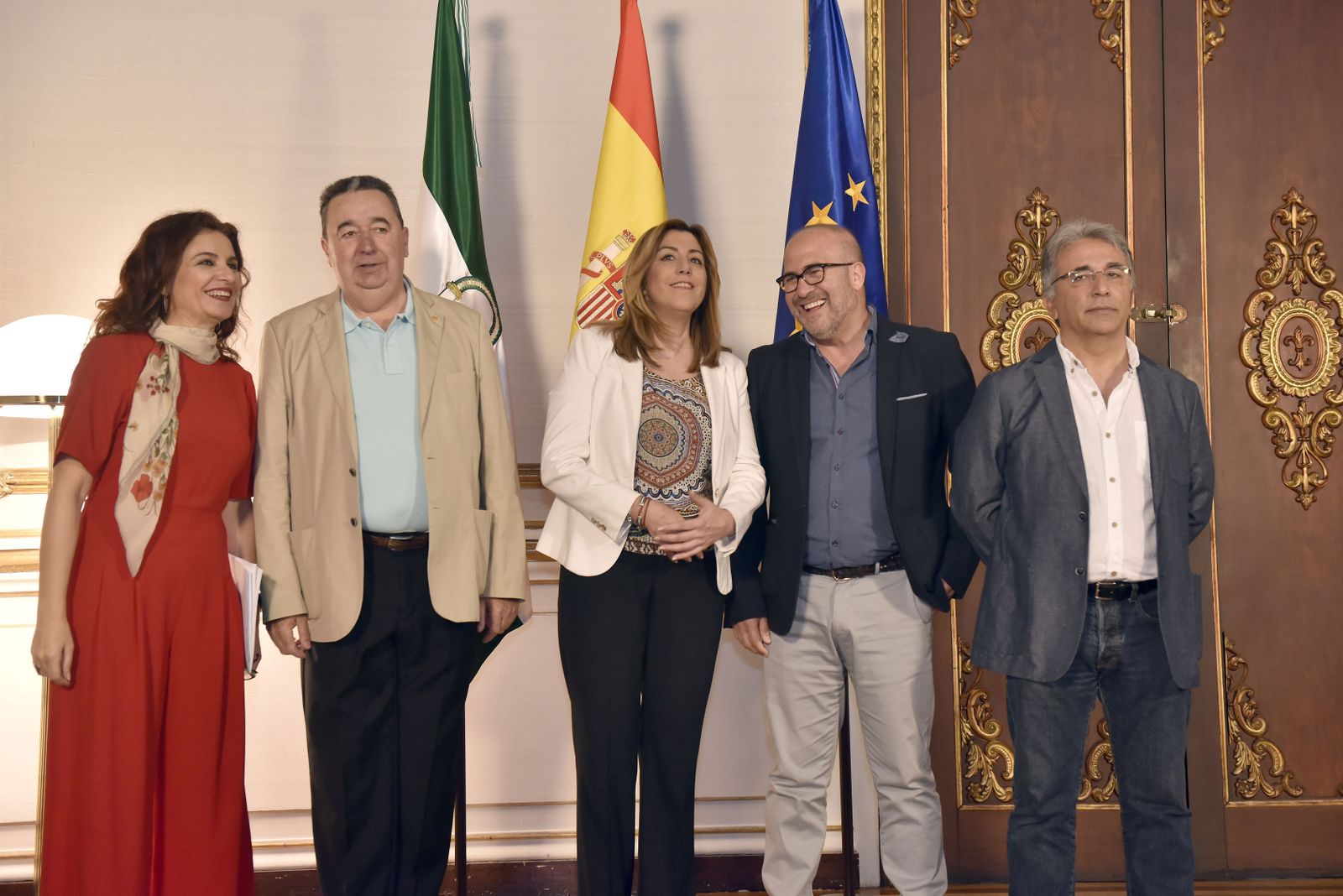 María Jesús Montero y Susana Díaz, con Antonio Tirado (UGT), José Luis Heredia (CSIF) y Agustín de la Cruz (CCOO), el día de la firma del acuerdo, en junio de 2016.