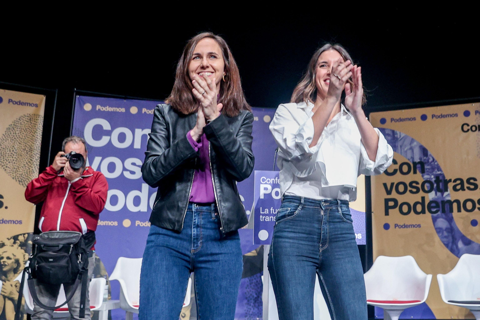 Ione Belarra junto a Irene Montero durante el acto de Podemos.