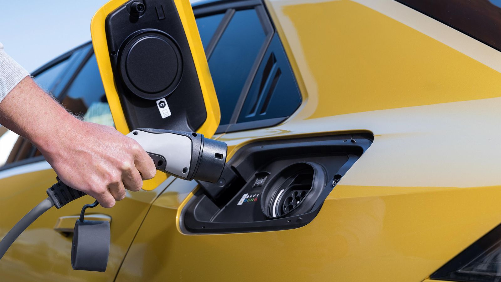 Durante un breve proceso de carga nos sorprendió lo ruidoso que resulta el sistema de refrigeración del cargador embarcado en el híbrido pese a trabajar con muy baja potencia.