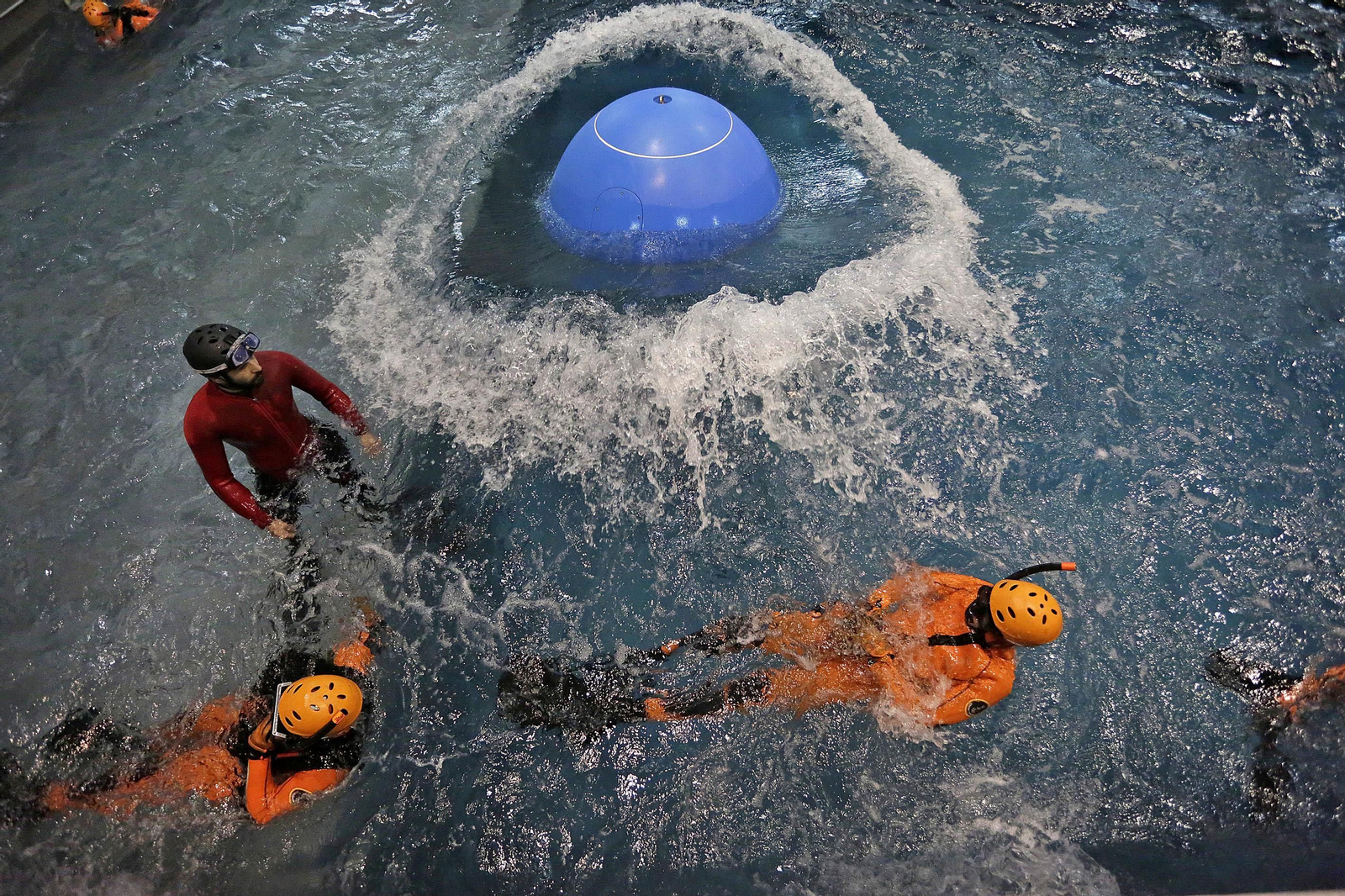 Una jornada de entrenamiento en el simulador de rescates en el mar de la Armada