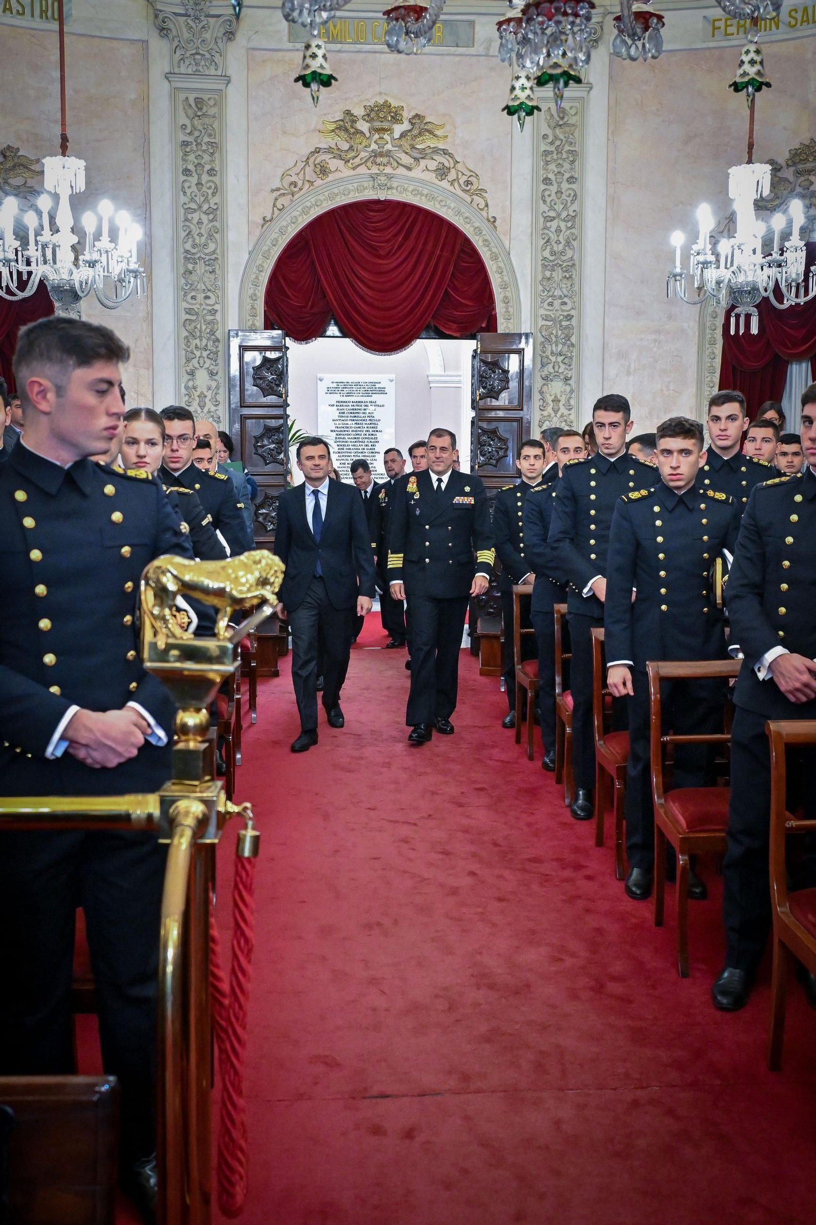 Las imágenes del recibimiento a los guardiamarinas del Elcano en el Ayuntamiento de Cádiz, con la Princesa Leonor