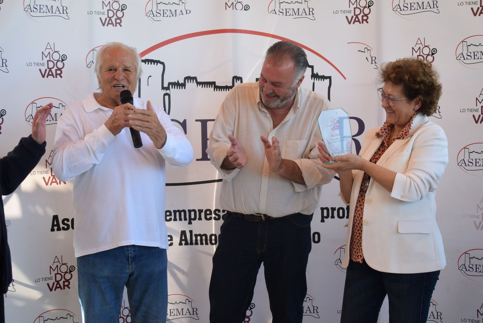 El Cordobés, premiado en Almodóvar del Río por 'toda una vida de esfuerzo', en imágenes