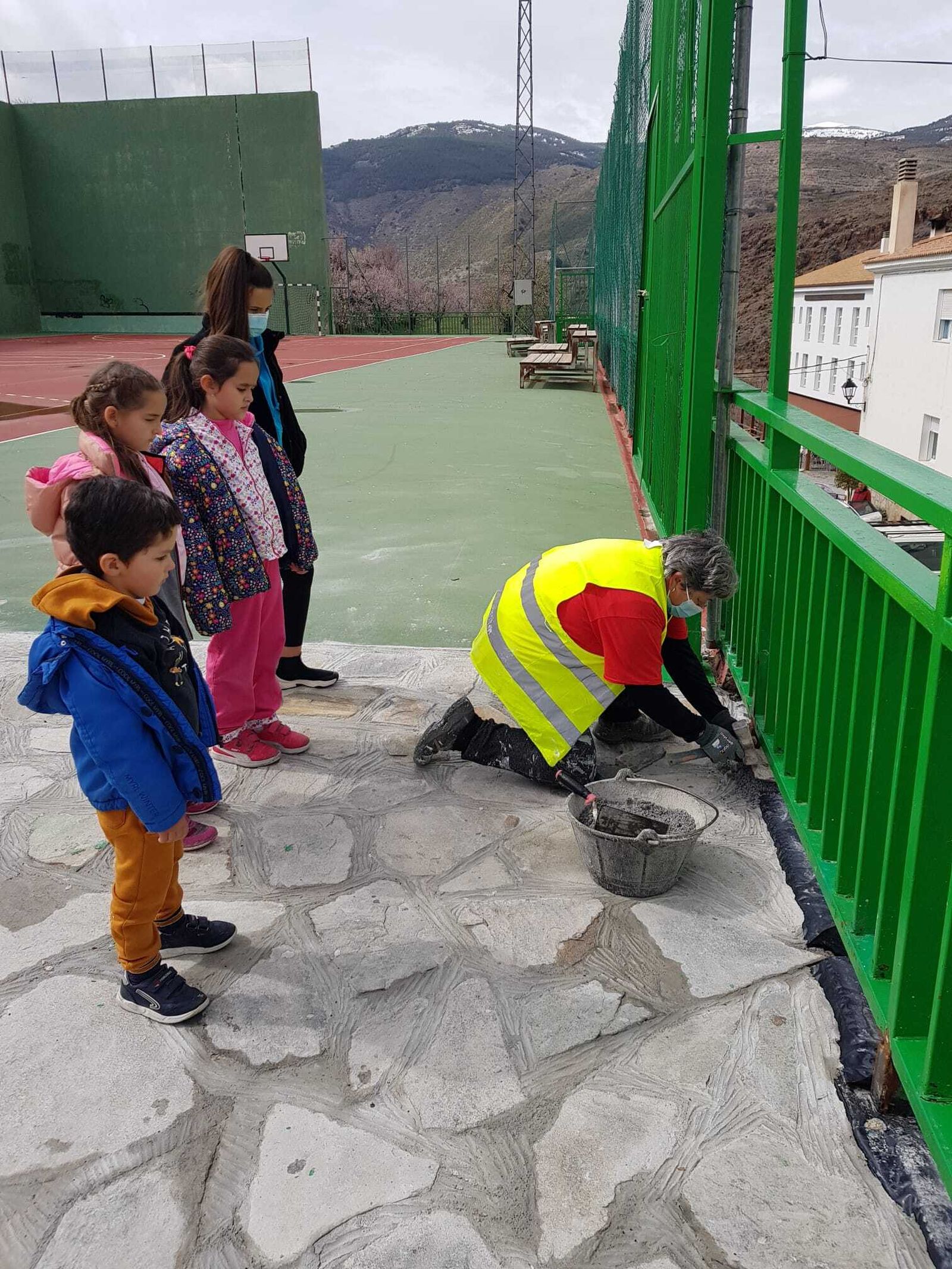Consuelo animó a los alumnas a luchar por la igualdad entre hombres y mujeres mientras realizaba su trabajo reparando el empedrado del parque del pueblo