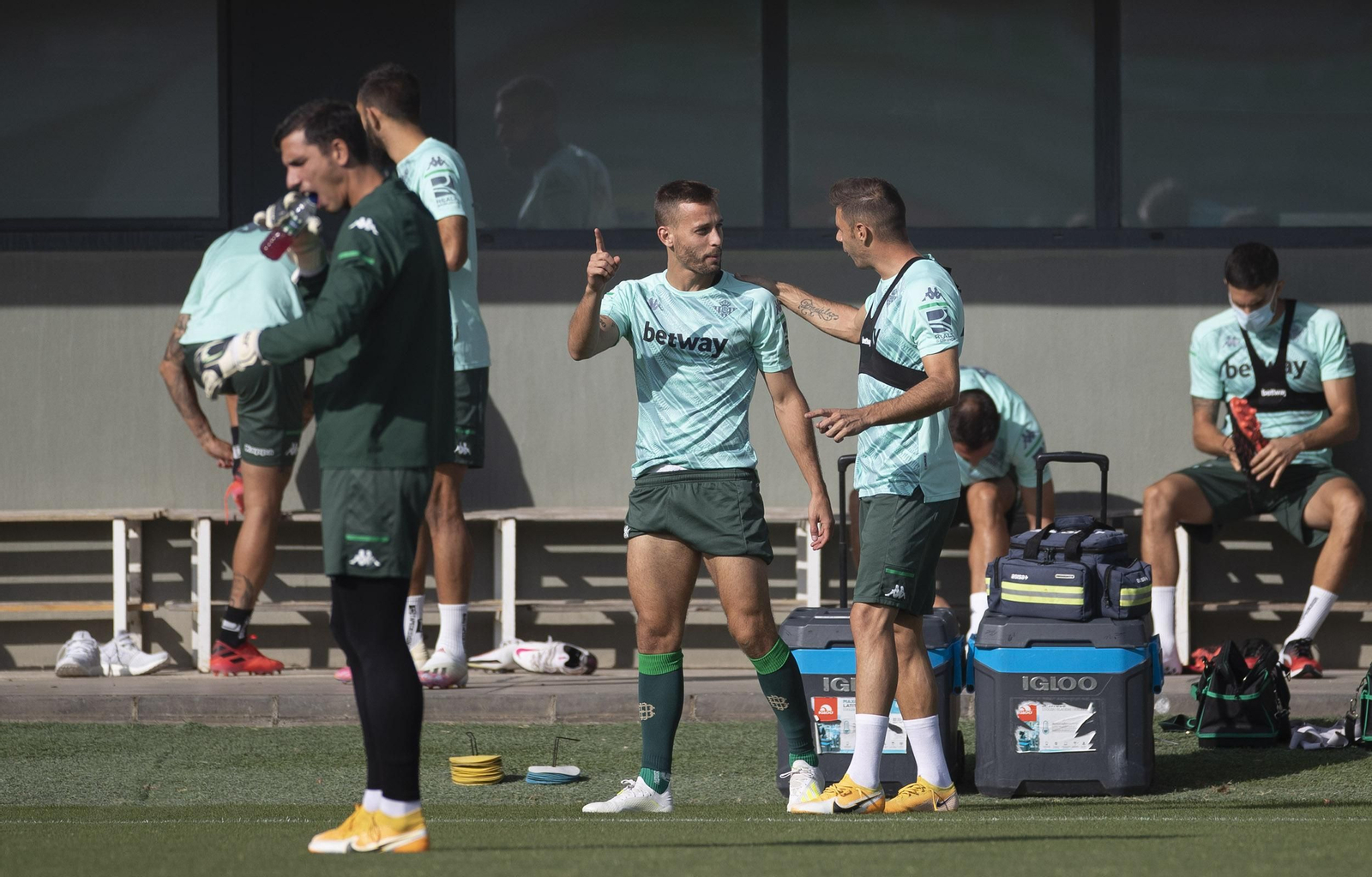 El capitán Joaquín dialoga con Sergio Canales.