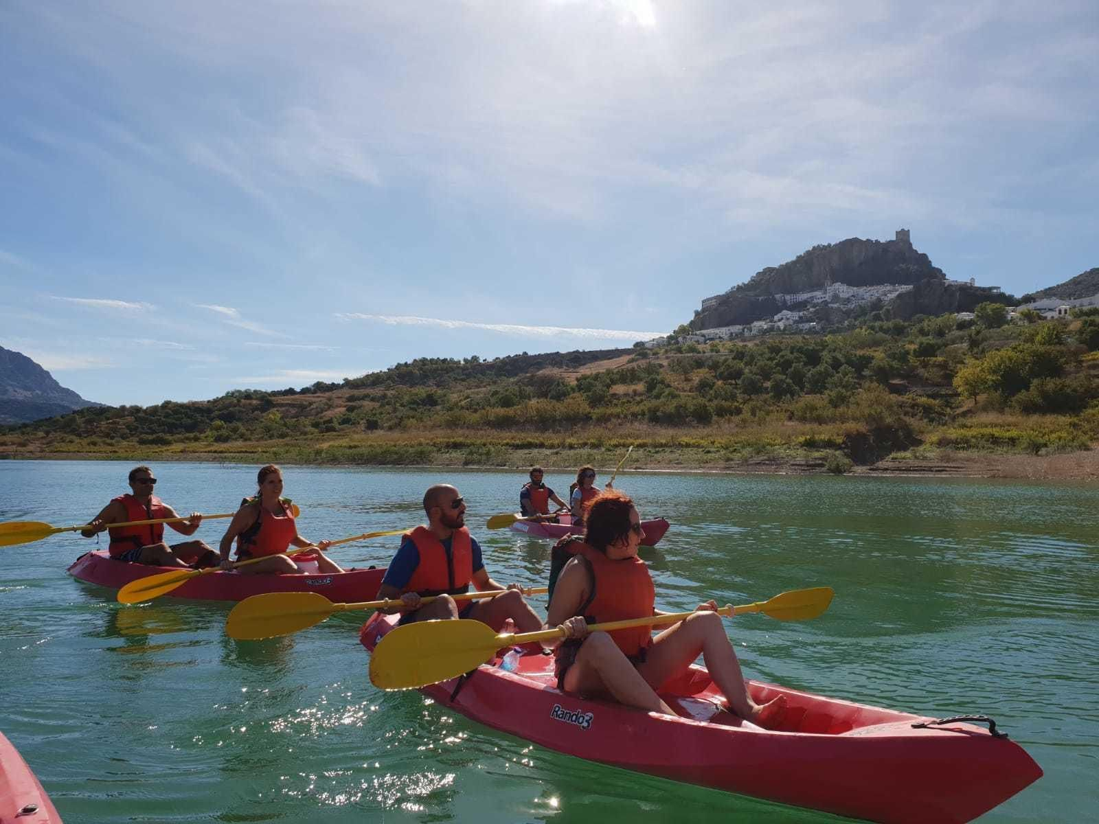 Imágenes de las actividades deportivas y juegos tanto en el recinto como en el embalse.