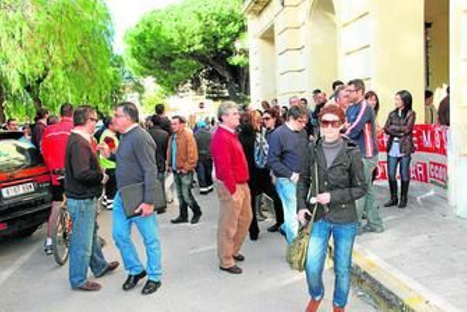 Varios trabajadores públicos protestan en los bajos de la Casa Consistorial por no haber cobrado sus nóminas.