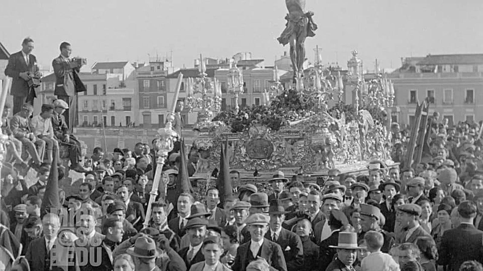 El Cachorro sobre el paso de Castillo Lastrucci a principios de los años 30
