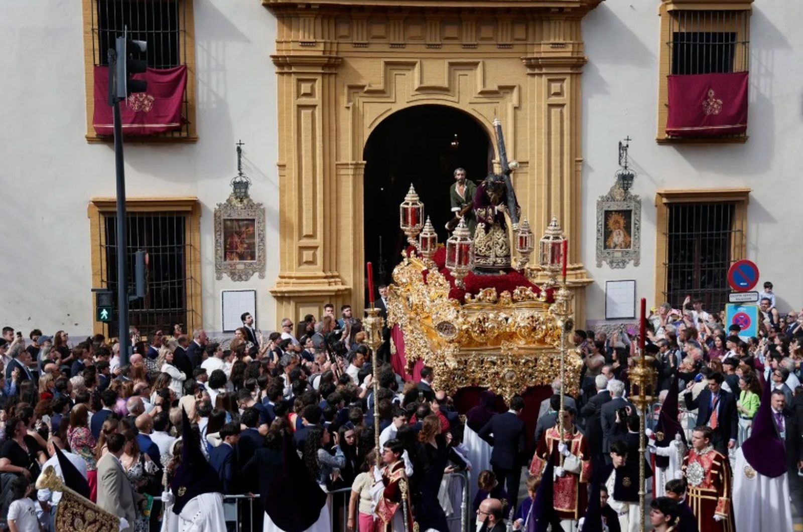 El Señor de las Penas, de San Roque, saliendo una tarde de Domingo de Ramos