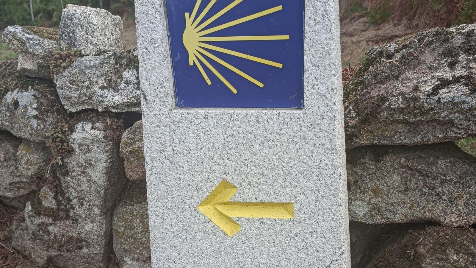 Señal que indica que faltan menos de 100 km hasta Santiago