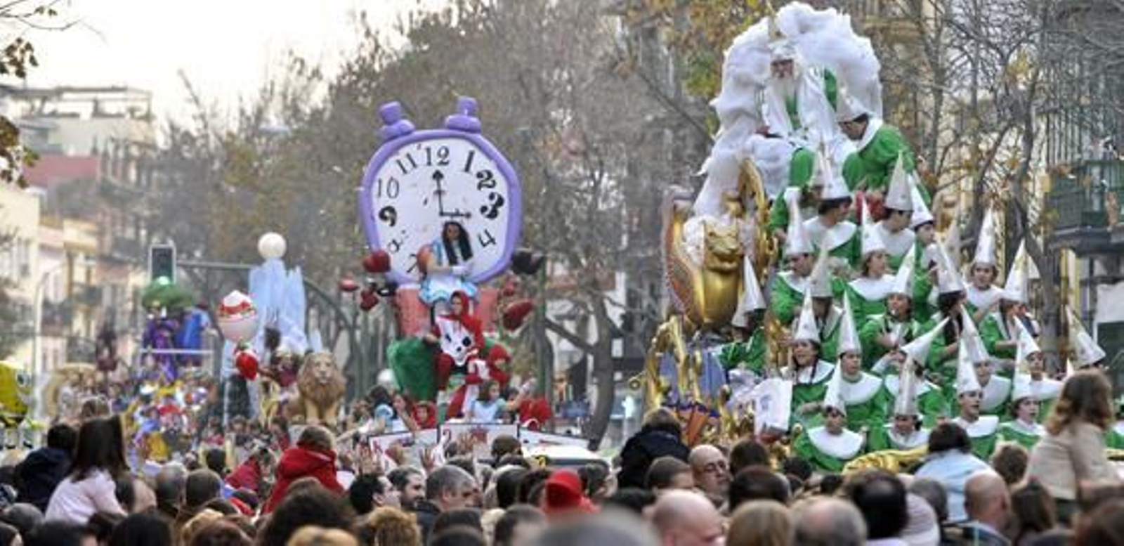 Las carrozas de la Cabalgata de Reyes Magos recorren las calles de la ciudad.

Foto: Manuel Gómez