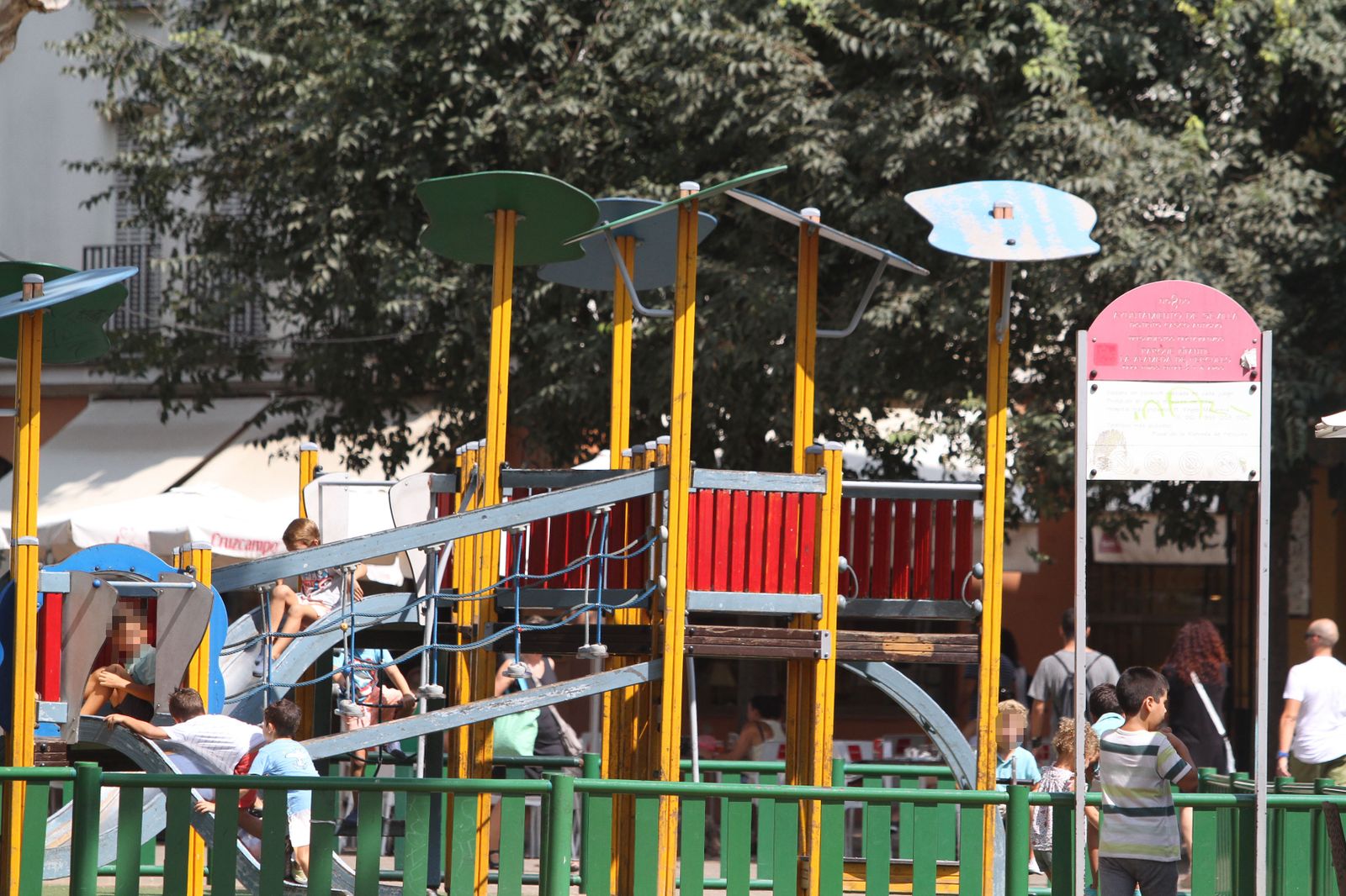 Niños en los columpios de una de las zonas de juegos de la Alameda.