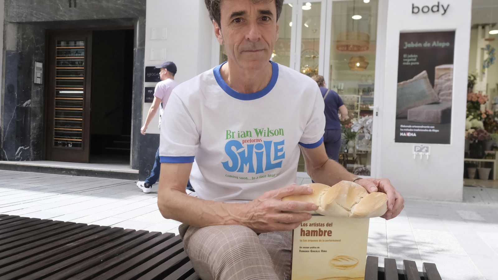 González Viñas, con su libro 'Los artistas del hambre'. González Viñas, con su libro 'Los artistas del hambre'.