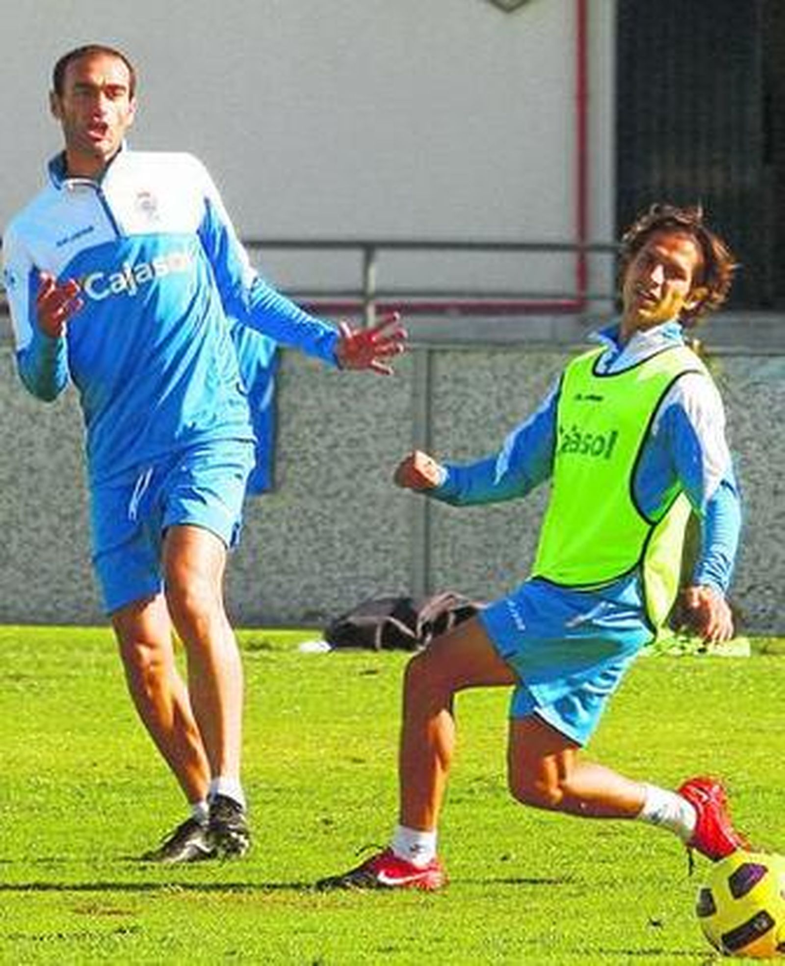Mora y Pablo Sánchez, durante un entrenamiento con el Recreativo esta pasada semana.