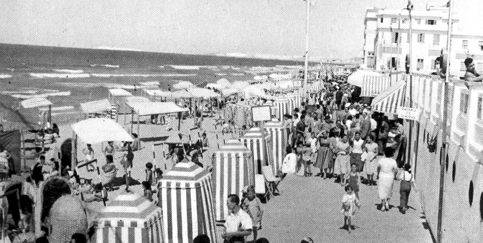 Imágenes con historia de la playa de Cádiz. Con y sin casetas