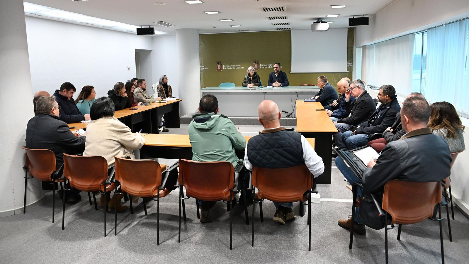 El diputado Antonio Mancilla y Manuela Martínez, presidenta de ‘Salvemos la Vega’, reunidos con representantes de los municipios que conforman la Vega de Granada