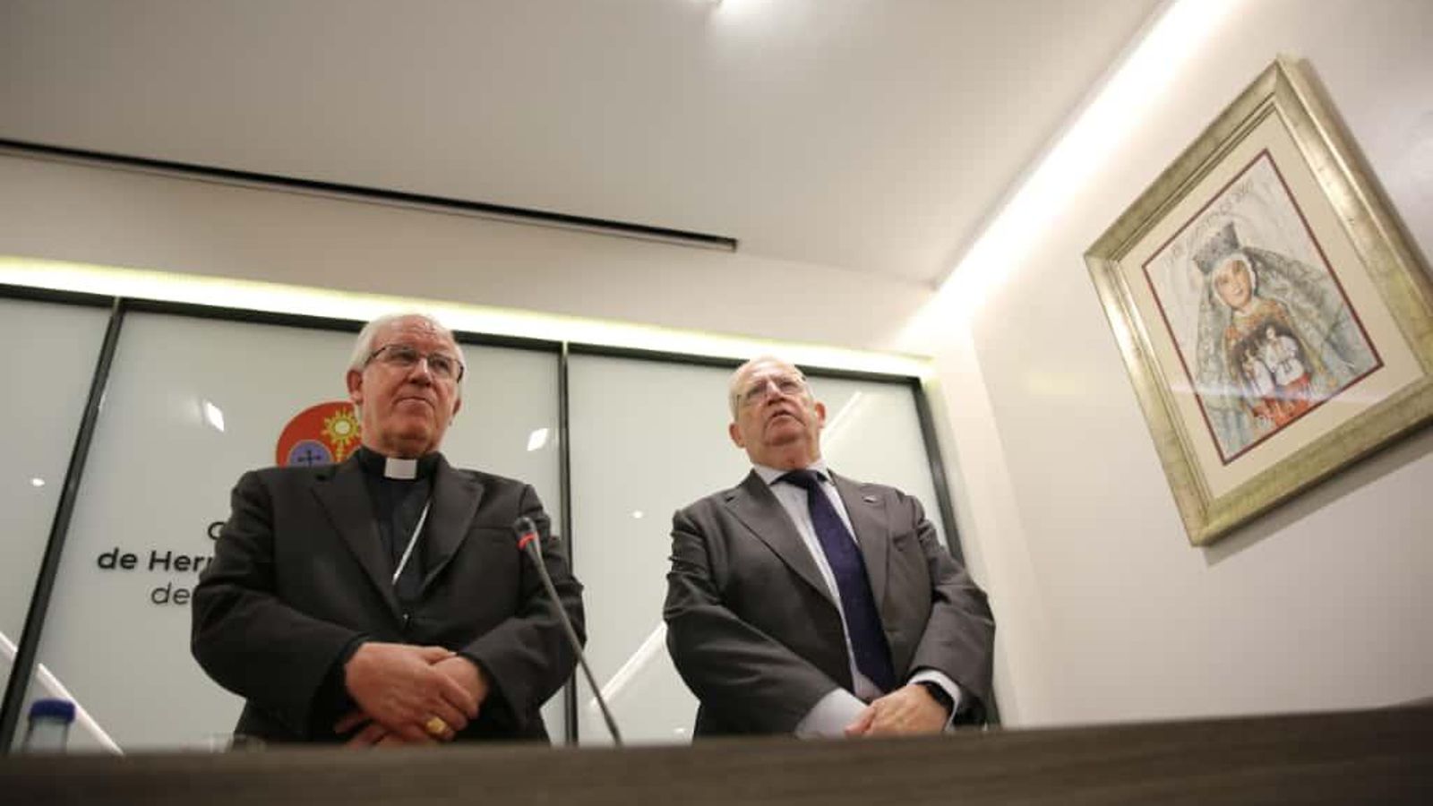 Monseñor Saiz y el presidente del Consejo, Francisco Vélez, antes de empezar la conferencia.