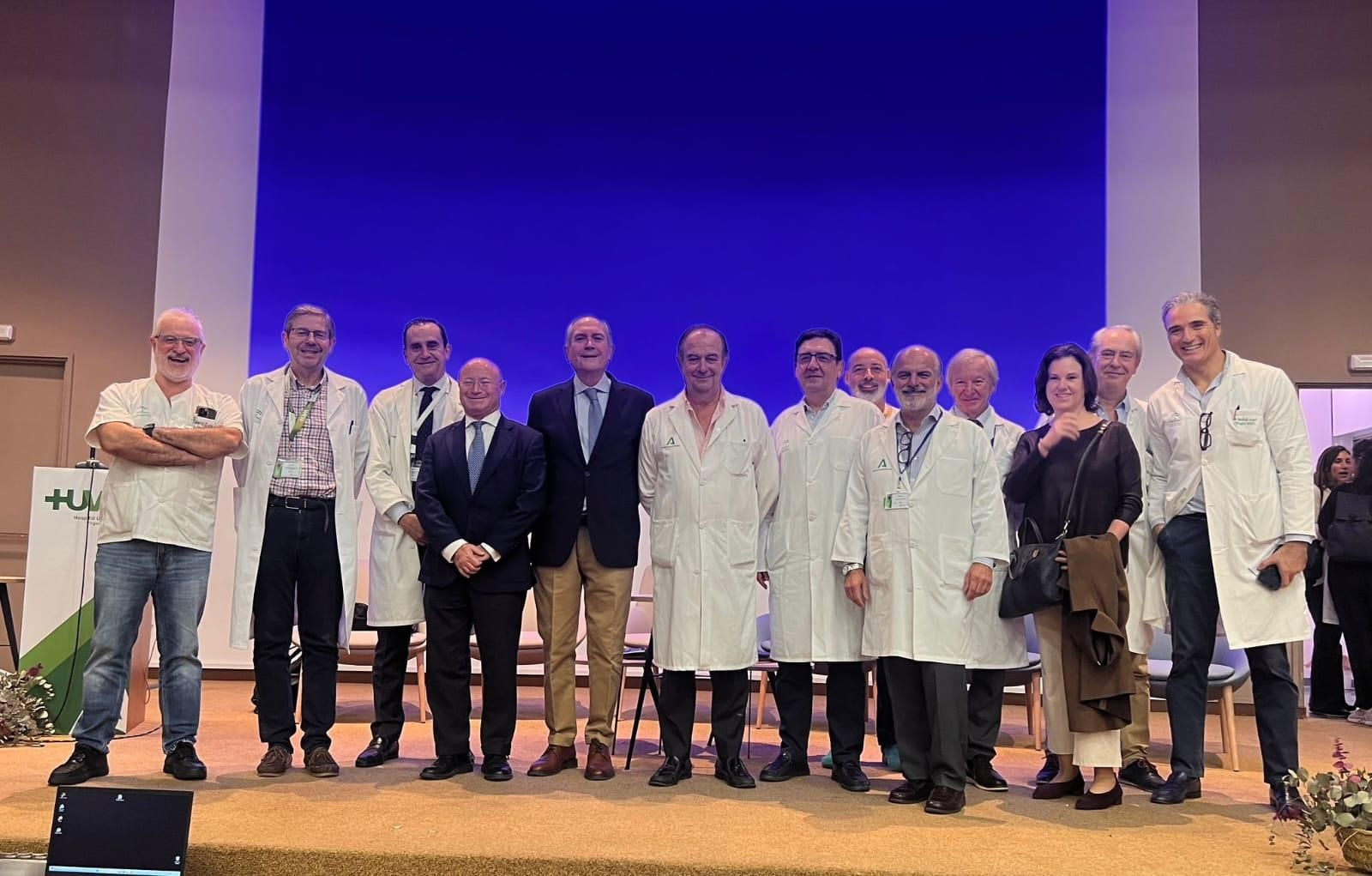 El doctor Luis Capitán junto al gerente del hospital y el resto de participantes en el acto.