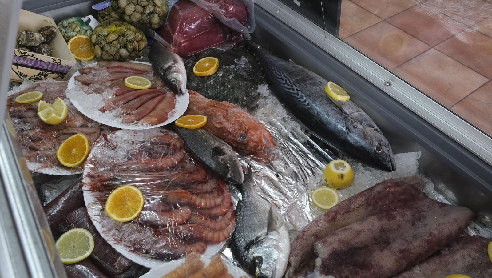 Vitrina de pescado fresco del restaurante.