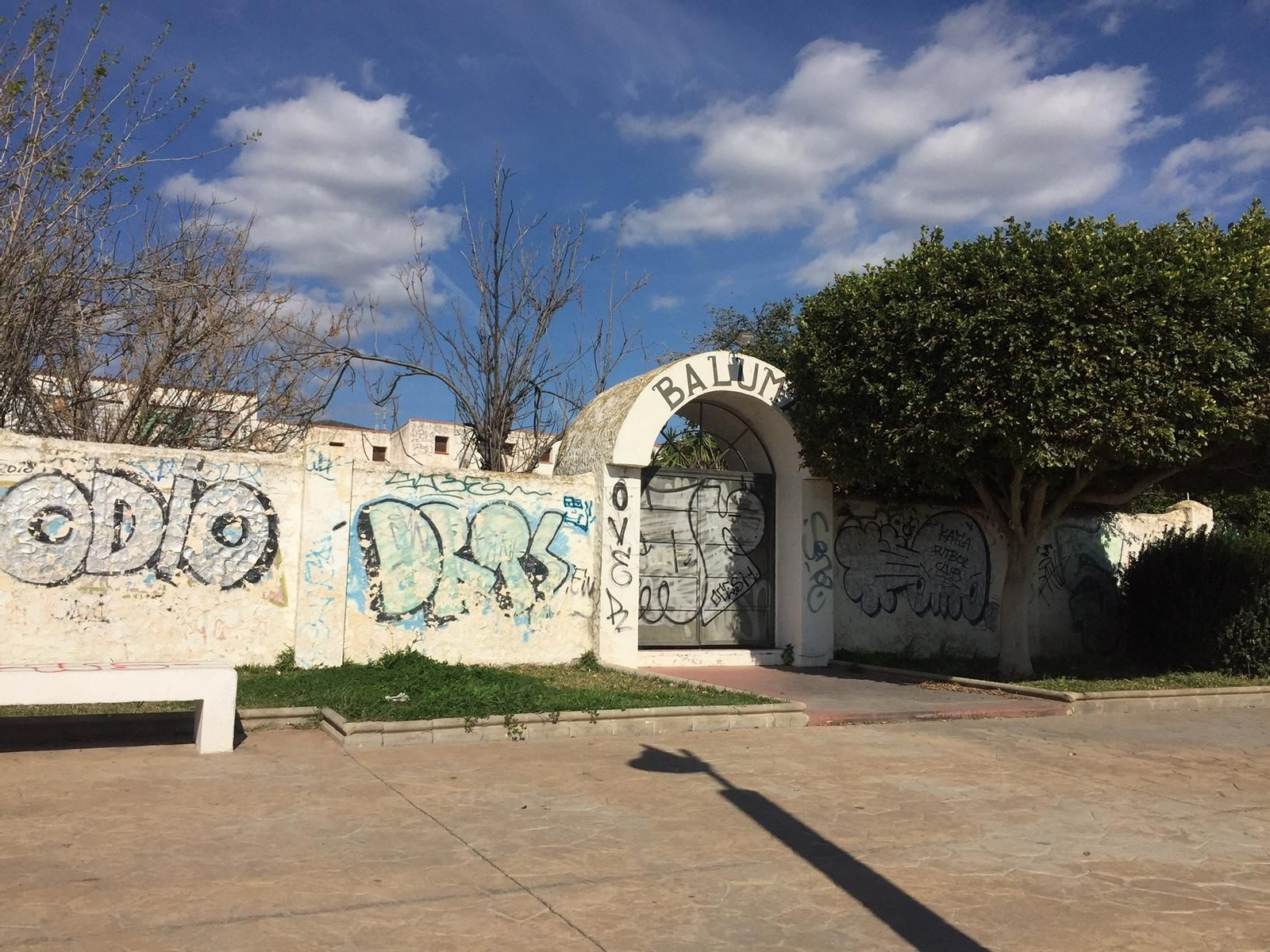 Fachada de la antigua discoteca Baluma en el paseo marítimo de La Cala del Moral