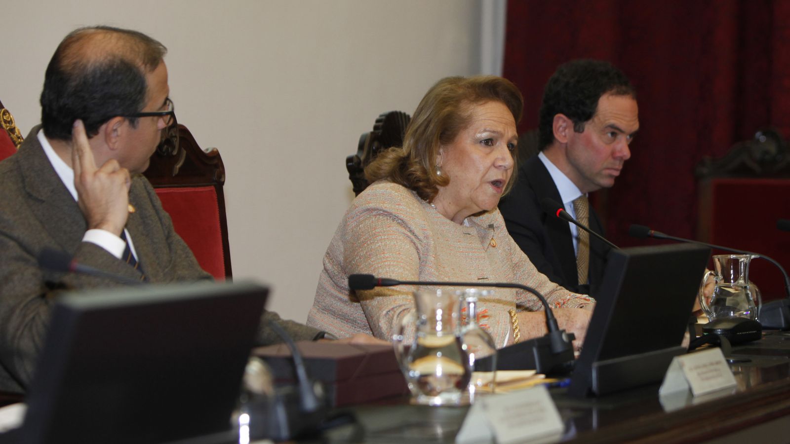 Concha Yoldi durante su disertación en el Paraninfo.