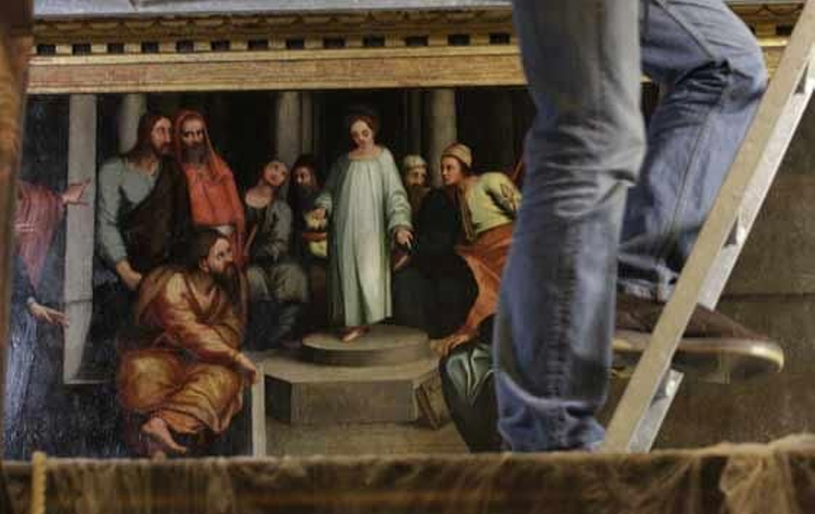 El responsable de Patrimonio del Cabildo Catedral, Francisco Navarro, informa sobre la restauración del retablo del mariscal de la Catedral de Sevilla. Sacristía de la Antigua de la Catedral.

Foto: Victoria Hidalgo