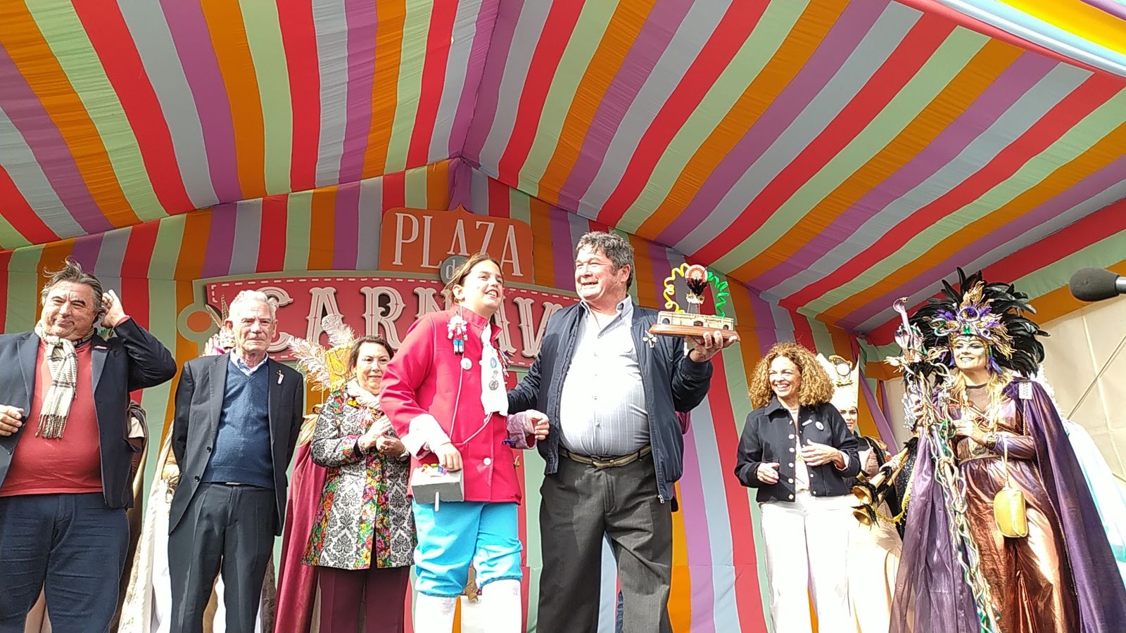 Las imágenes de la entrega del premio Pepe Requeté del Carnaval de San Fernando a Paco Lara