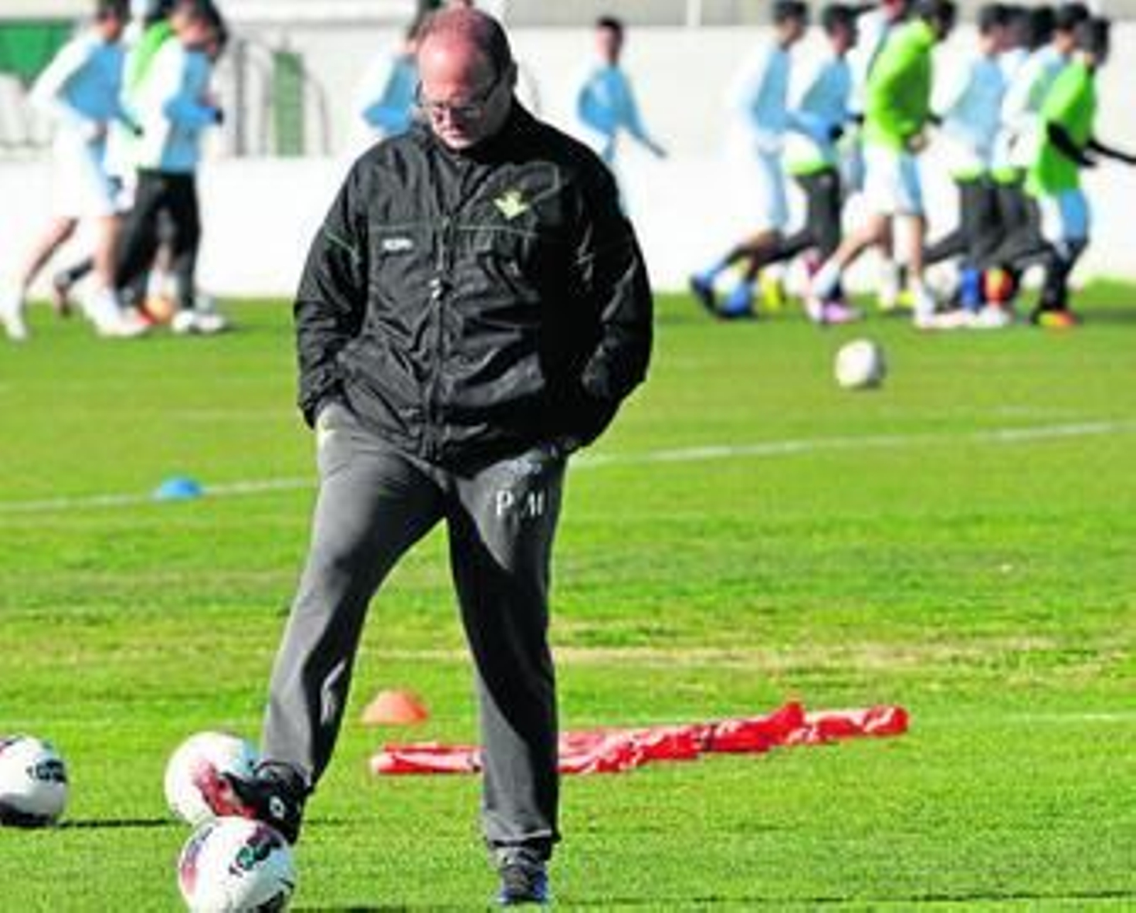 Pepe Mel se muestra pensativo mientras controla el balón.