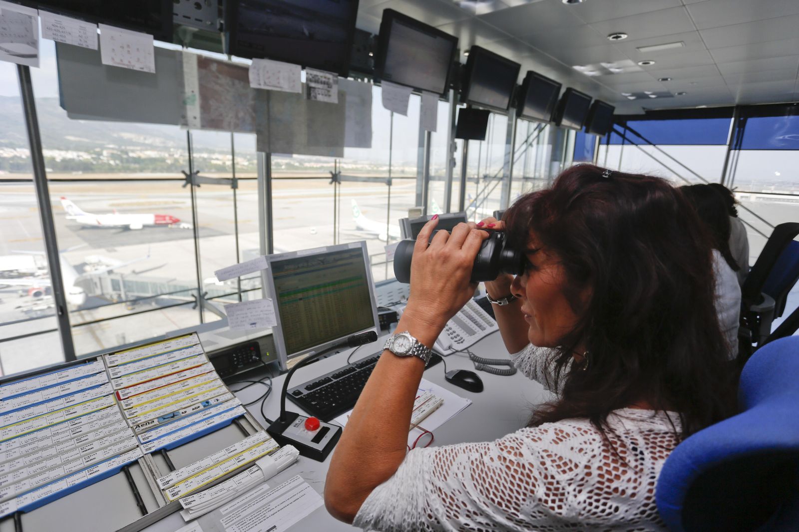 Una empleada trabaja en la torre de control del aeropuerto de Málaga.