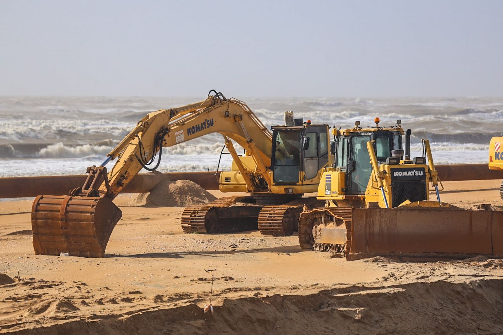 Las maquinarias actuando en Matalascañas.