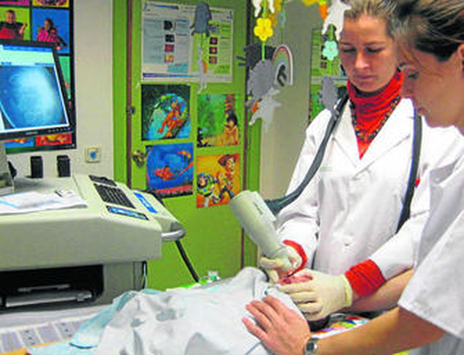 Oftalmólogas del Materno realizan una prueba a un niño.