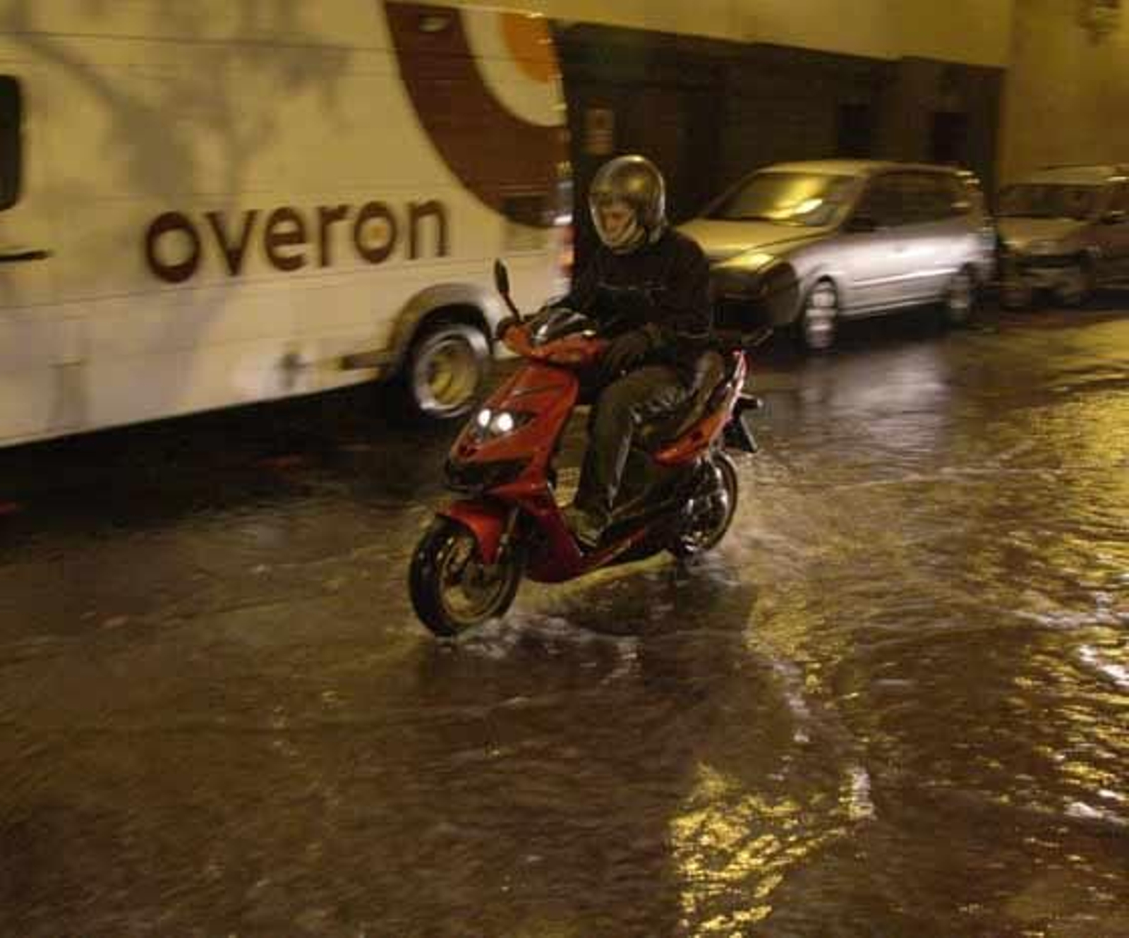 Las intensas lluvias caídas durante toda la semana dejaron este panorama en las calles de la capital andaluza.

Foto: Victoria Hidalgo
