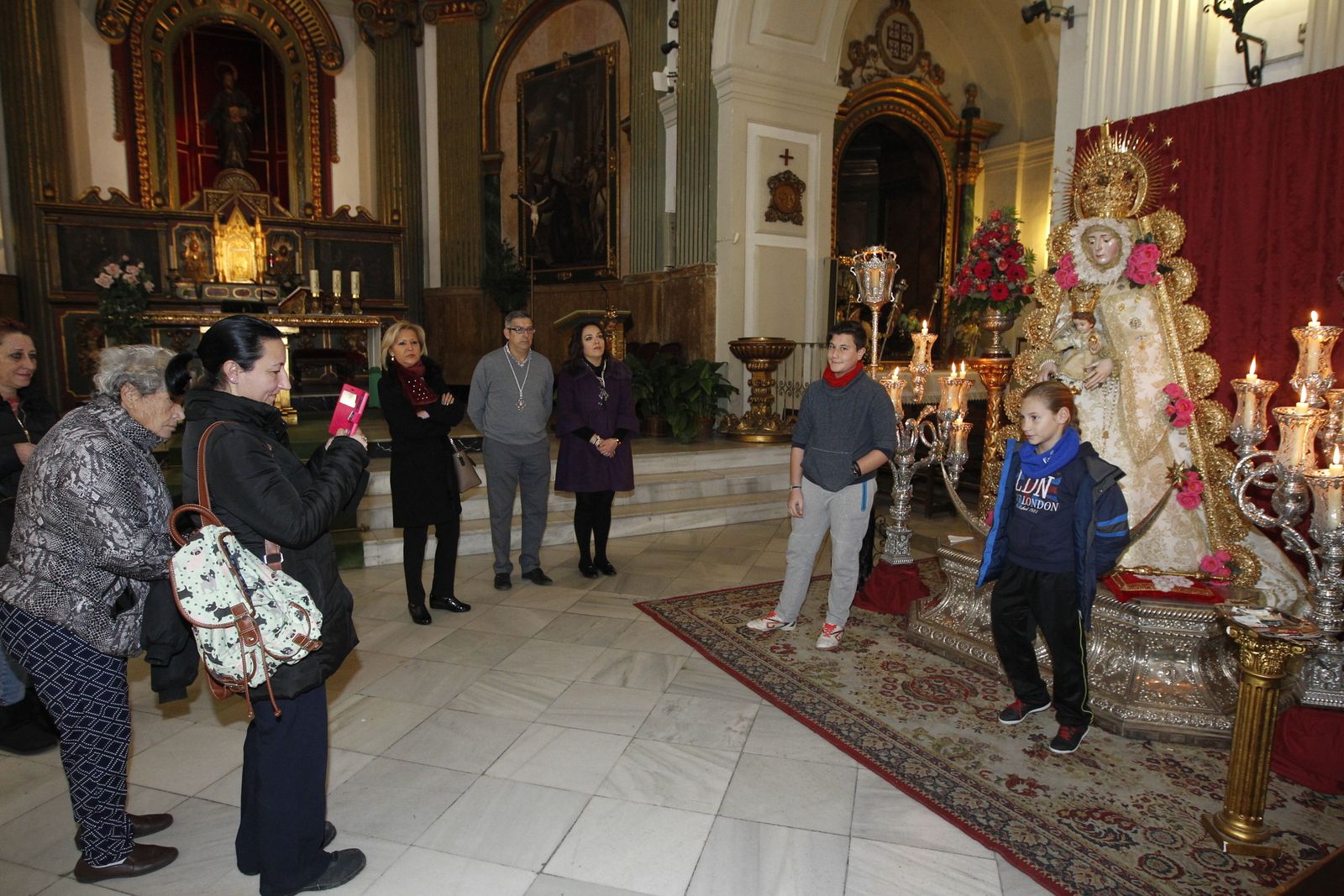 Los rocieros besaron las manos de la Virgen del Rocío por la Candelaria