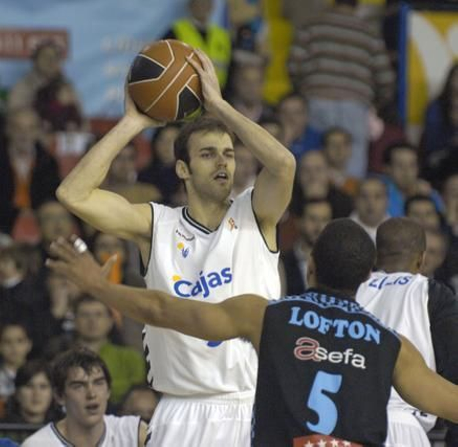 Miso controla el balón y se dispone a lanzarlo a su compañero tras la mirada de Lofton.

Foto: Manuel Gómez