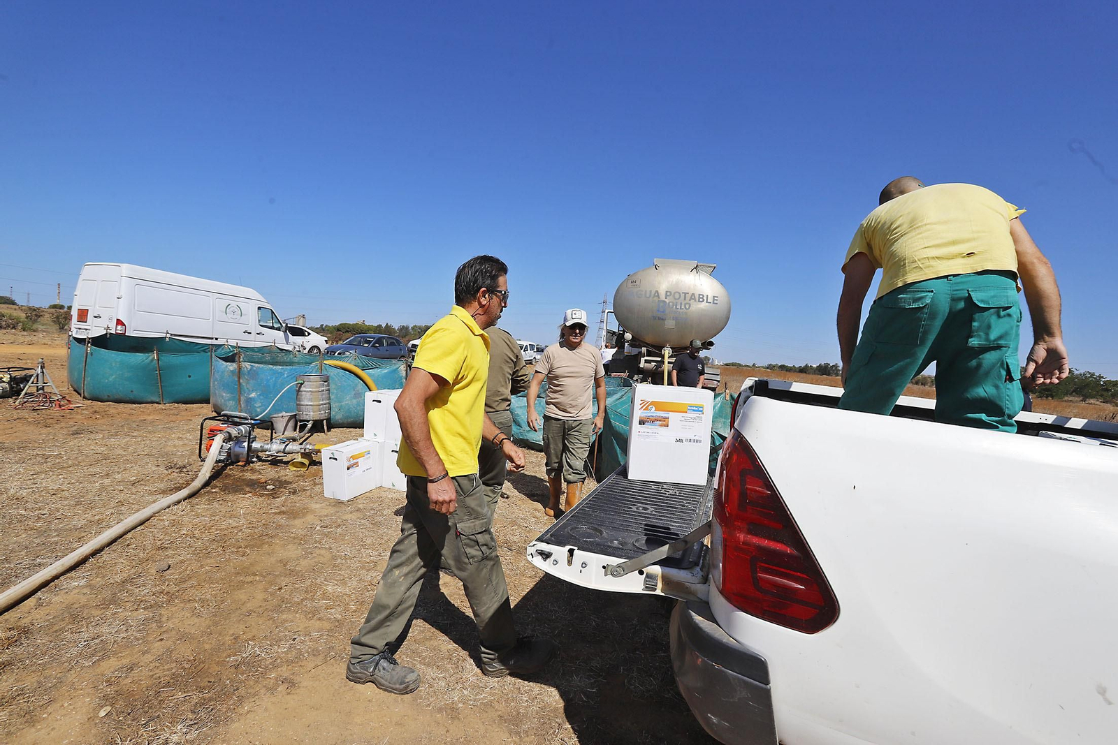Imágenes del vuelo demostrativo de los medios aéreos del servicio de control de mosquitos