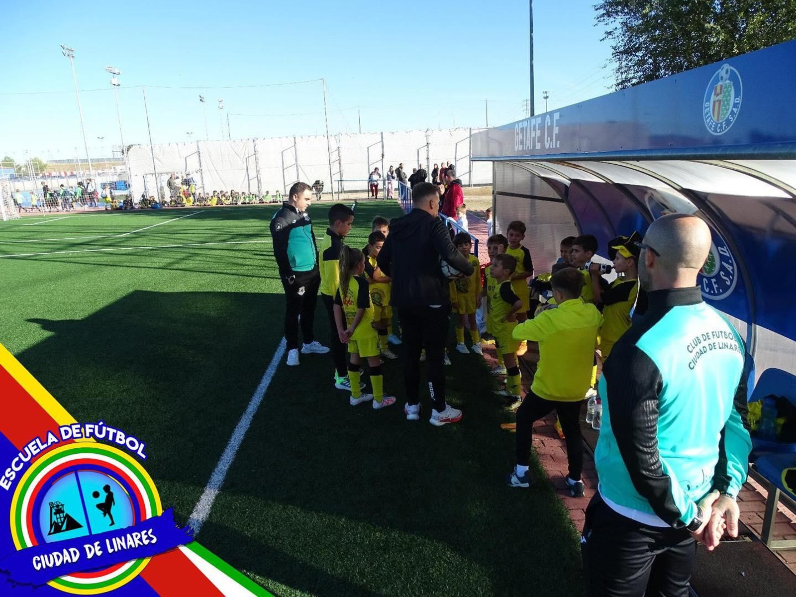 Manuel y el resto del cuerpo técnico del CF Ciudad de Linares charlan con sus jugadores.