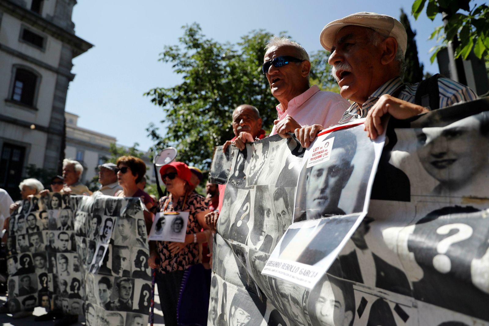 Decenas de personas protestan en Madrid el martes por el auto del Supremo sobre la exhumación de Franco.
