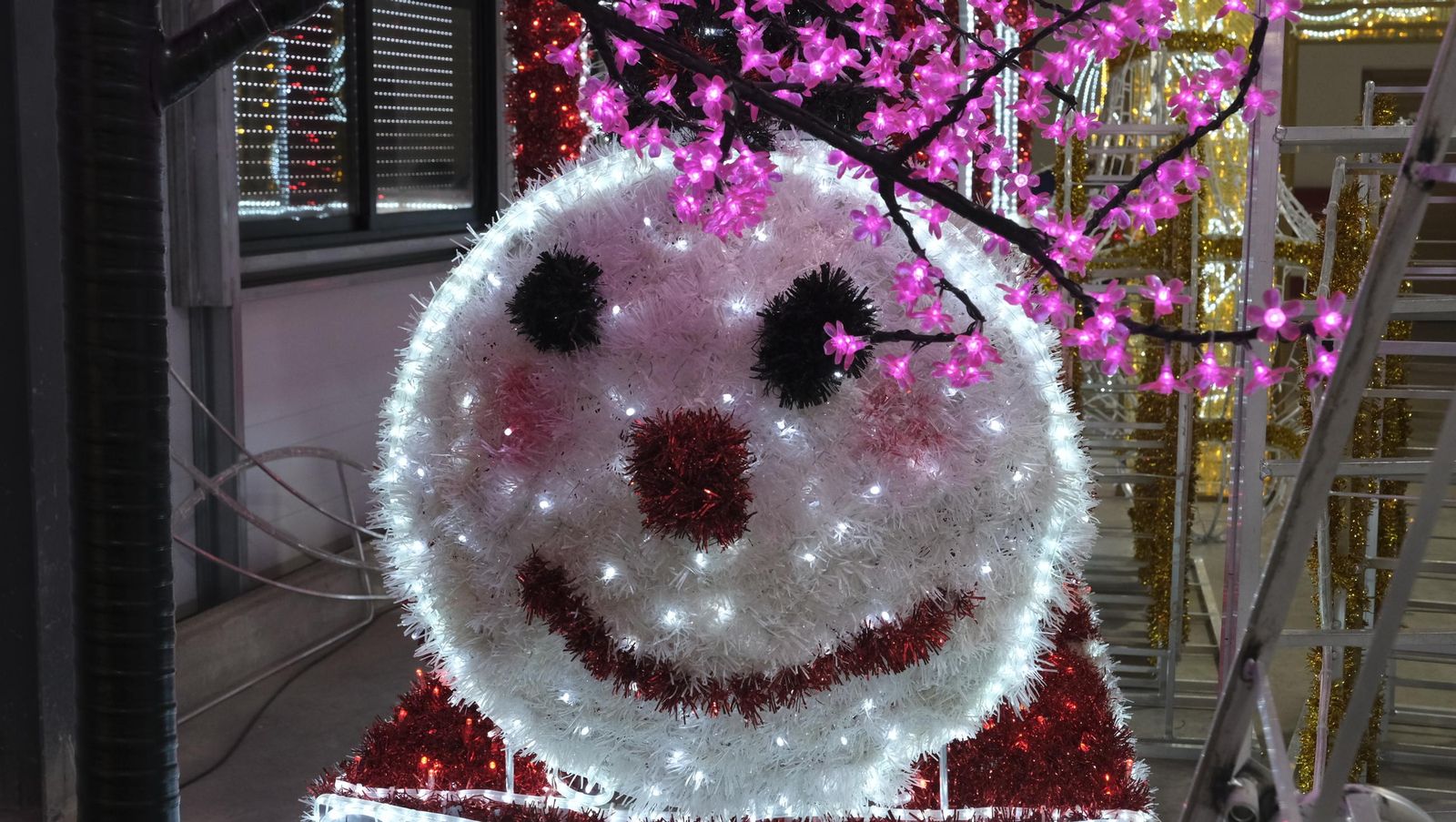 Desde Huécija a todo el mundo, Deconature, alegra la navidad con sus luces, en imágenes