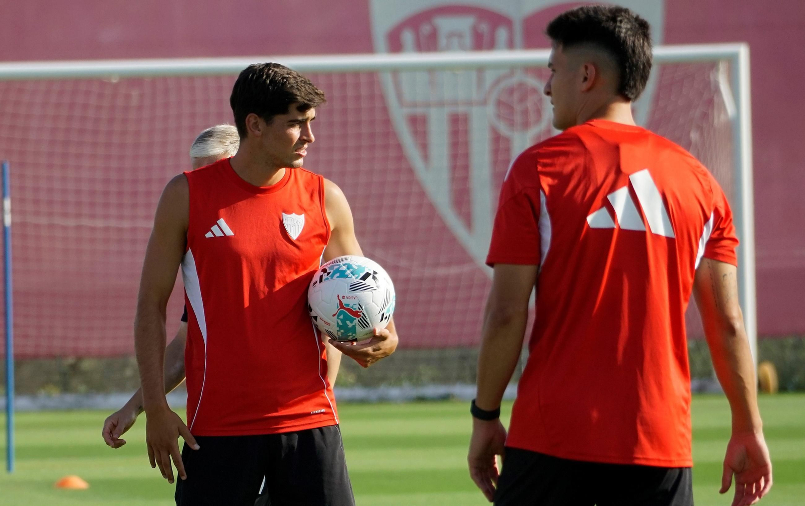 Juanlu porta un balón en un entrenamiento reciente.